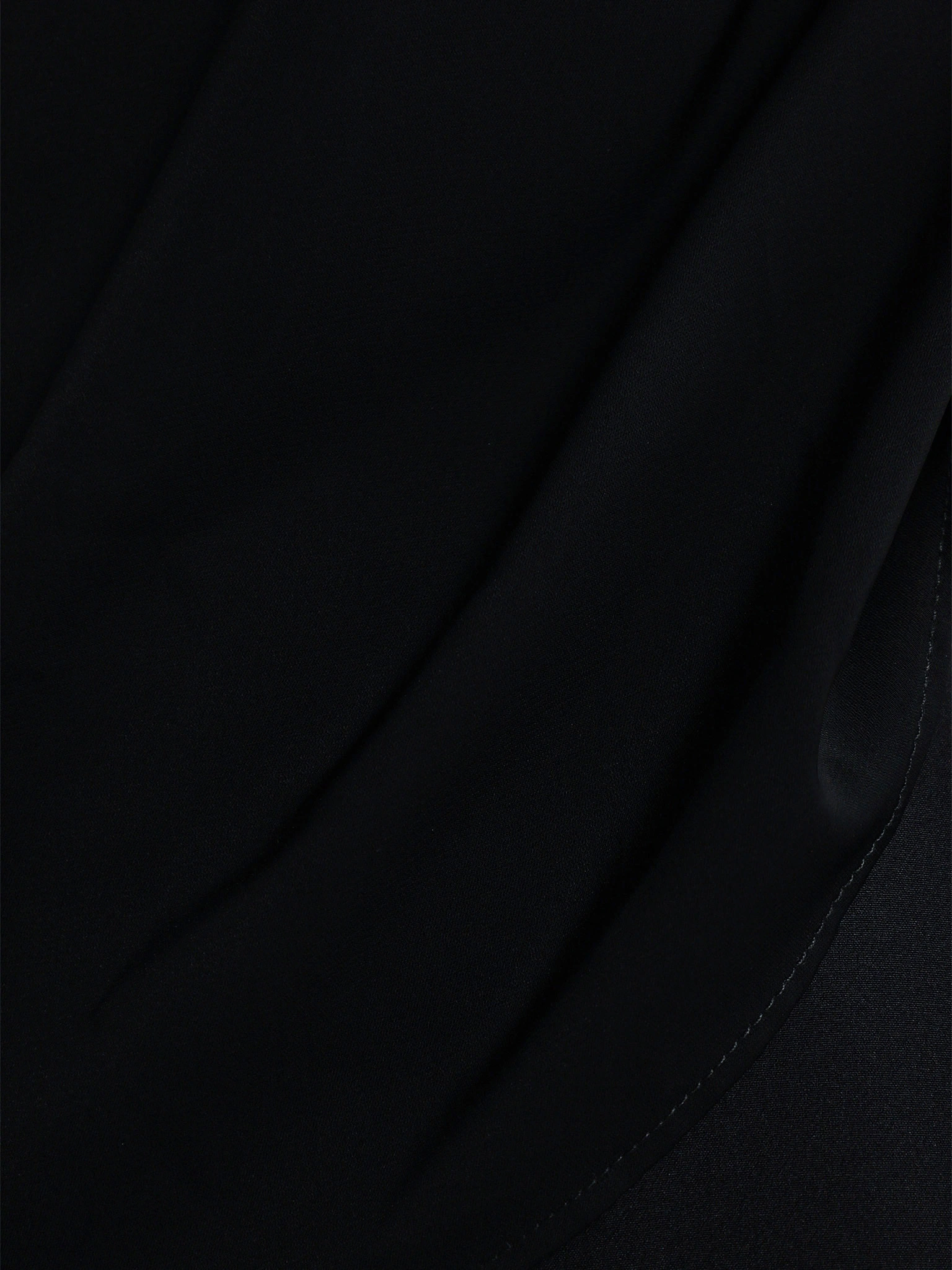 Блуза черного цвета с цепочкой-мониль